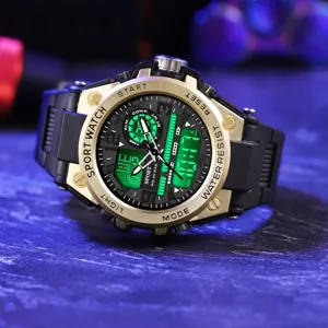 Tactisch digitaal heren sporthorloge met gouden bezel en comfortabele zwarte band.