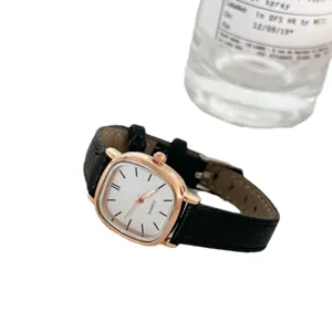 Μινιμαλιστικό ρετρό τετράγωνο ρολόι quartz για γυναίκες με μαύρο δερμάτινο λουρί και λευκό καντράν.