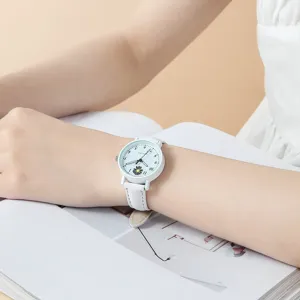 Minimalistische Damen Uhr mit süßem Gänseblümchen Zifferblatt und weißem Armband Alltag.