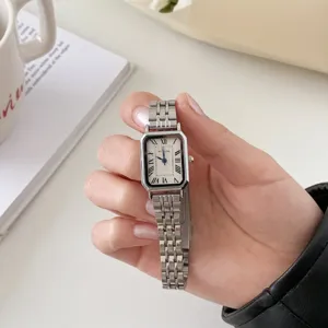 Primo piano di elegante orologio al quarzo argentato con numeri romani e cinturino in acciaio