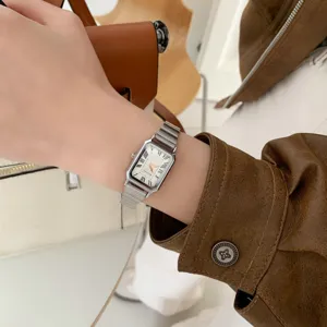 Orologio da donna rettangolare minimalista con numeri romani e cinturino in metallo.