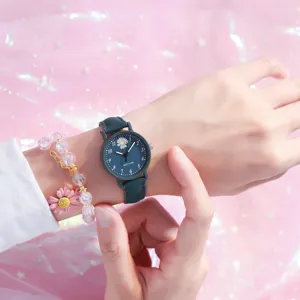 Grüne Gänseblümchen Studenten Uhr mit rosa Perlenarmband Set, elegante Uhr Detail Ansicht.