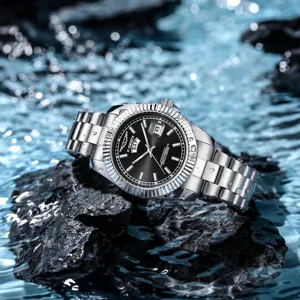 Montre pour homme en acier inoxydable argenté avec lunette cannelée, jour-date, bracelet acier.