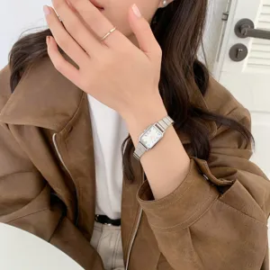 Primo piano dettagliato di un elegante orologio da donna in metallo con quadrante.