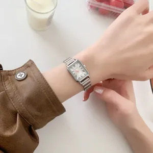 Orologio da donna al quarzo rettangolare argentato con cinturino in metallo, stile vintage elegante.