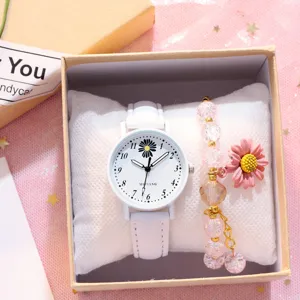 Süßes Gänseblümchen Uhrenset mit weißem Lederarmband und rosa Perlenarmband im Geschenkkarton.