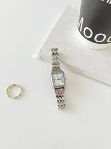 Orologio al quarzo rettangolare minimalista elegante con numeri romani e cinturino in acciaio.