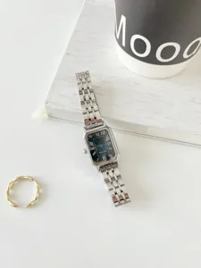 Dettagli dell'orologio da donna al quarzo con quadrante quadrato e cinturino in metallo.