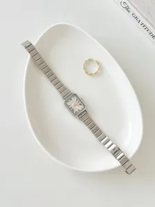 Orologio al quarzo da donna rettangolare minimalista in acciaio inox con numeri romani.