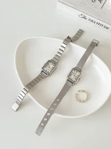 Elegante orologio da donna al quarzo con quadrante rettangolare e numeri romani.
