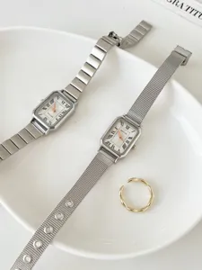 Primo piano dettagliato di eleganti orologi da donna rettangolari minimalisti con numeri romani.