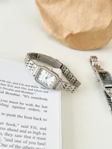 Orologio da polso quadrato da donna con quadrante a numeri romani ed elegante cinturino.