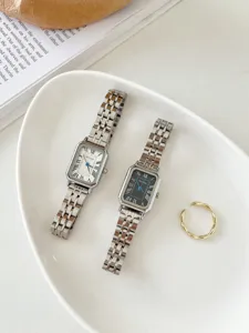 Vista dettagliata di eleganti orologi al quarzo da donna con quadrante rettangolare e cinturino.