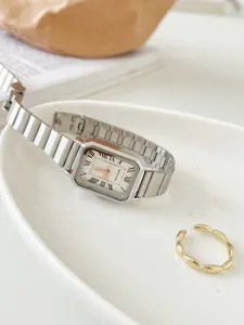 Elegante orologio al quarzo da donna con cassa quadrata argento e cinturino in acciaio.