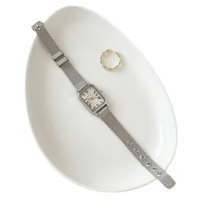 Orologio da donna al quarzo rettangolare con cinturino in maglia argentata e numeri.