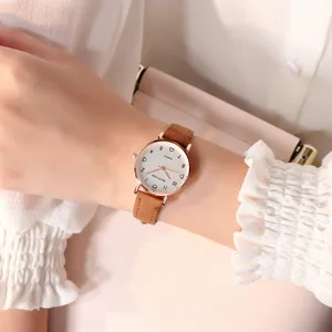 Vue détaillée de la montre quartz pour femme à petit cadran avec bracelet marron et élégant.