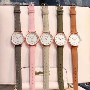 Gros plan de cinq montres à quartz à petit cadran coloré avec des bracelets en cuir élégants.