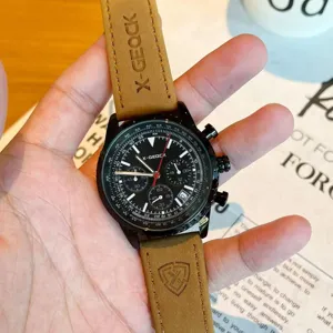Vista dettagliata dell orologio cronografo al quarzo da uomo con quadrante nero e cinturino.