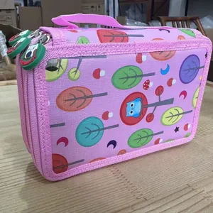 Détail de trousse multi-couches rose, avec design mignon de motif de hibou et d'arbre cartoon.