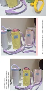 Detailopname van canvas waterbekertas, draagbare tas met verstelbare schouderriem.