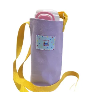 Borsa porta bottiglia in tela con tracolla gialla regolabile e simpatica toppa con cane.