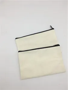 Leinwand Mäppchen Detailansicht mit Struktur und schwarzem Reißverschluss für individuelle DIYs.