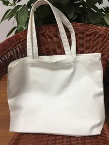 Detailansicht einer schlichten weißen Segeltuchtasche für DIY-Malerei und den täglichen Einkauf.