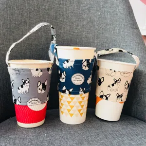 Nahaufnahme von Stoff-Becherhüllen mit süßem Französische-Bulldogge-Druck und Tragegurt.