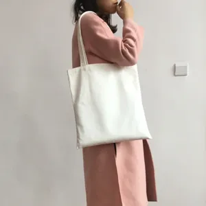 Detailansicht einer schlichten weißen Canvas-Tasche am Model, ideal für Alltag und DIY.