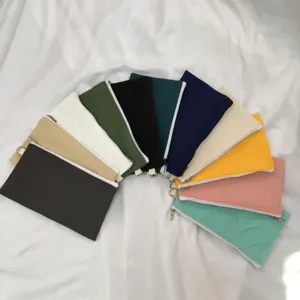 Detailansicht von bunten, leeren Canvas-Reißverschlusstaschen in Fächerform, mehrfarbig.