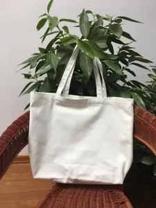 Weiße Canvas Tragetasche Detailaufnahme mit natürlicher Stoffstruktur und stabilen Henkeln.