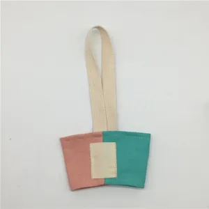 Nahaufnahme des farbblockierten Canvas-Becherhalters, rosa und türkiser Stoffdetail.