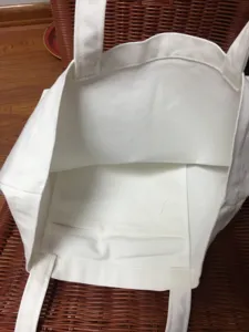 Detailansicht des inneren Aufbaus einer schlichten weißen Canvas Tragetasche mit Tasche.