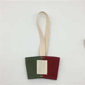 Detailaufnahme der Stoff-Tassenmanschette mit farblich abgesetztem Design und praktischem Henkel.