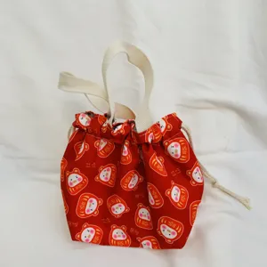 Rotes japanisches süßes Schweinchen Daruma Druck Segeltuch Kordelzug Bento Lunchbeutel
