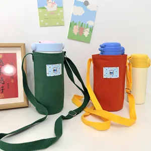 Einfarbige Canvas Umhängetasche für Trinkflaschen mit verstellbarem Gurt für draußen.