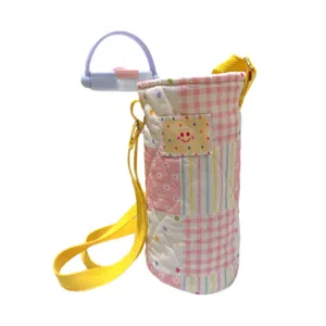 Sac de bouteille d'eau en tissu matelassé avec sangle, design patchwork à carreaux mignonne.