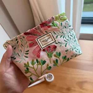 Blumen bestickte Kosmetiktasche, süßer rosa Make-up Beutel für Reisen und Alltag.