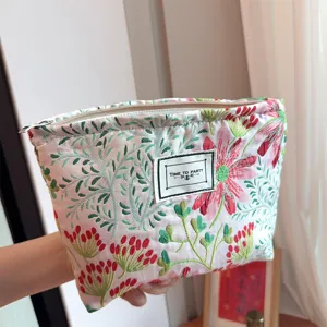 Borsa cosmetica in tela floreale con chiusura a cerniera, pratico astuccio di stoccaggio.