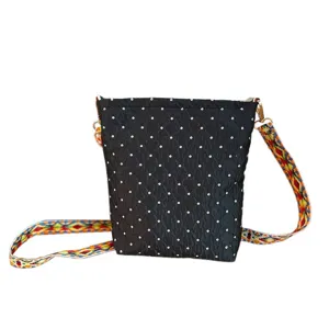 Sac à bandoulière noir à pois avec sangle colorée, élégant sac urbain pour femmes et filles.