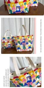Detalle del bolso de lona con estampado de casas coloridas y asas de tela resistentes para uso diario