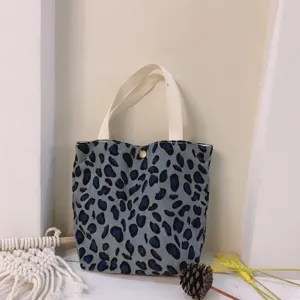 Τσάντα tote από κορδρόνι με λεοπάρ μοτίβο και λευκές λαβές, casual vintage στιλ.
