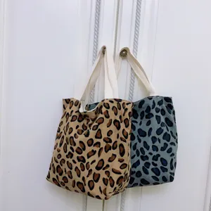 Λεπτομερης αποψη απο casual τσαντες tote απο κορντουροι με λεοπαρ τυπωμα και ραφες.