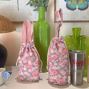 Borsa per bottiglia d'acqua floreale trapuntata con manico e coulisse per viaggi quotidiani