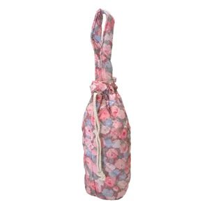 Borsa trapuntata floreale per bottiglia d'acqua con coulisse e manico per uso quotidiano.
