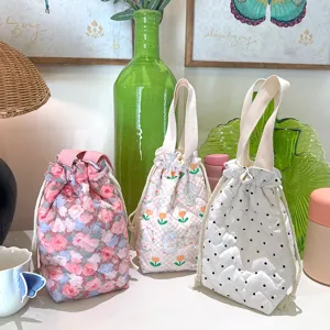 Gewatteerde canvas shopper tasjes met trekkoord, schattige bloemen en stippen emmertassen.