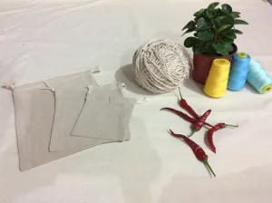 Detailaufnahme der naturfarbenen Baumwoll-Kordeltaschen in verschiedenen Größen mit Bastelzubehör.