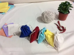 Detailansicht der Leinen Kordelzug Tasche mit bunten Aufbewahrungsbeuteln und Kordel.