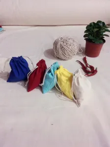 Bunte Baumwoll-Kordelzugtaschen für Aufbewahrung, Geschenke und DIY-Projekte, leer und handgefertigt.