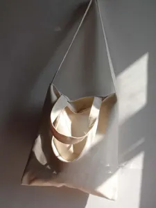 Minimalistische beige Canvas Tragetasche Detailansicht, Freizeittasche mit Henkeln.